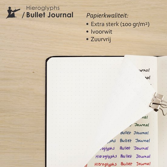Open notitieboek met een omgeslagen pagina waarop gekleurde tekst staat.