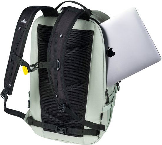 Achterkant van een lichtgroene rugzak met een laptop die uit het vak steekt.
