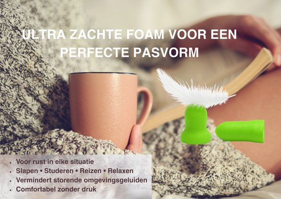 Twee felgroene oordopjes, zacht en flexibel, met een veer ernaast. "ULTRA ZACHTE FOAM VOOR EEN PERFECTE PASVORM"