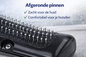 Close-up van de afgeronde metalen pinnen van de zwarte hondentrimborstel. Zacht voor de huid.