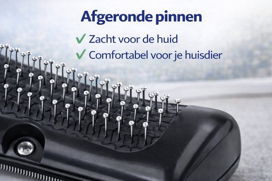 Close-up van de afgeronde metalen pinnen van de zwarte hondentrimborstel. Zacht voor de huid.