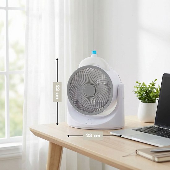 Witte tafelventilator van 23x23 cm op een bureau naast een laptop en een plant. Blaast lucht.