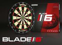 Winmau Blade 6 Triple Core dartbord en verpakking met PDC-logo, getoond op een glanzende ondergrond.