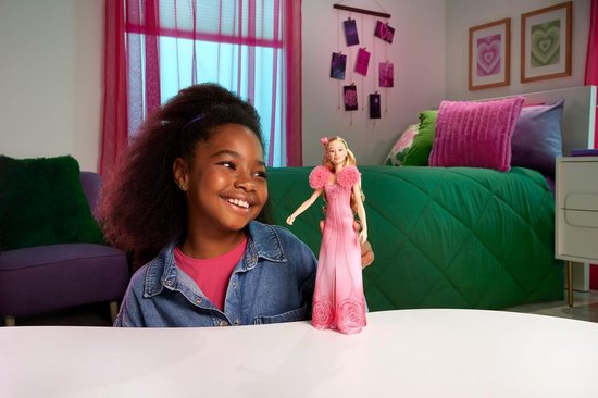 Zingende Modepop met Accessoires en Filmgeïnspireerd Roze Jurkje — afbeelding 5