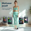 Vrouw in mintgroene sportkleding op een weegschaal, omringd door animaties die gewichtsverlies, -toename en hartslag tonen.