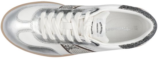 Bovenaanzicht van witte dames sneaker met zilverkleurige details, slangenprint en glitter op de hiel.