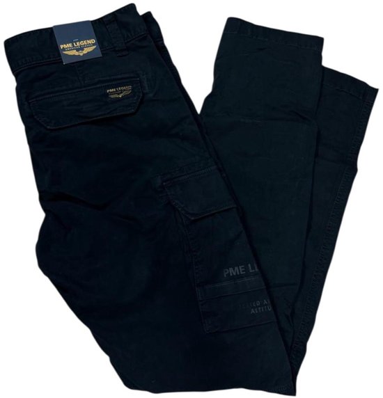 Pantalon cargo PME Legend bleu marine avec deux poches latérales et le logo sur la poche gauche.