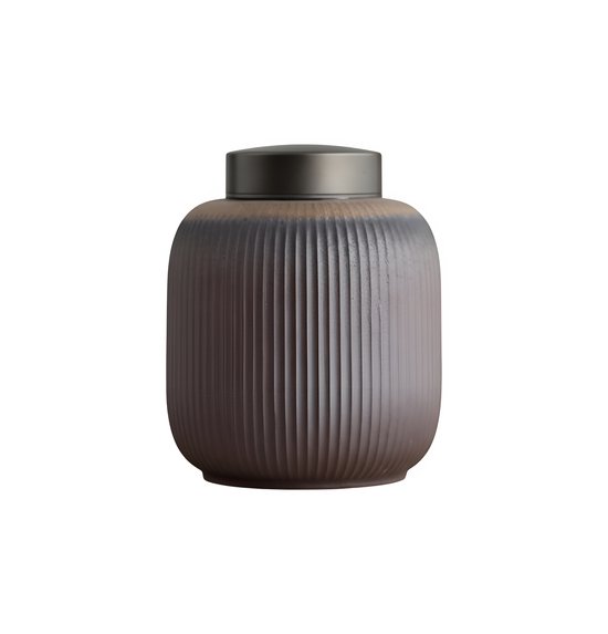 Bronzen keramische urn met geribbelde textuur en metalen deksel, tegen een zwarte achtergrond.