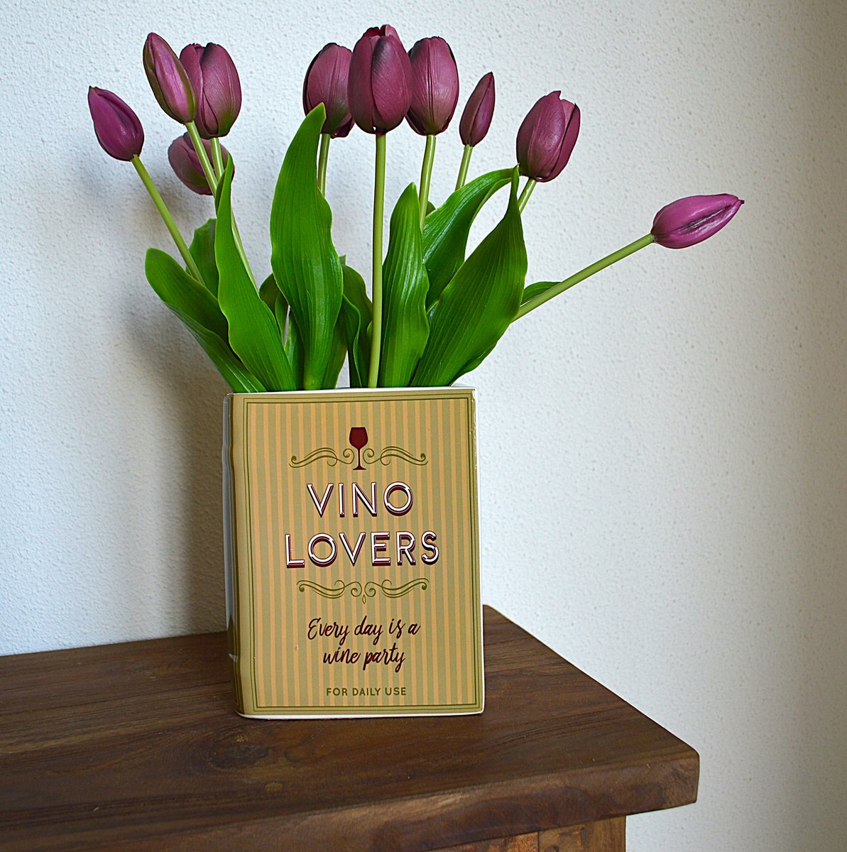 Woonyard boekvaas Vino Lovers – Every day is a wine party – incl. 10 real-touch kunst tulpen
