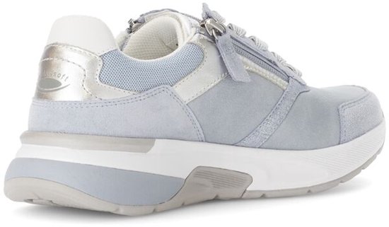 Lichtblauwe Gabor sneaker met zilvere details, witte zool en ritssluiting.