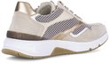 Crème leren sneaker, achterkant met beige suède en gouden accenten.