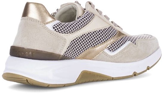 Crème leren sneaker, achterkant met beige suède en gouden accenten.