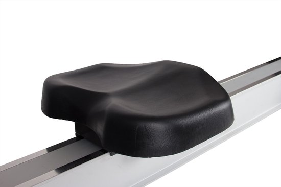 Zwart ergonomisch gevormd zitje op een roestvrijstalen rail van een roeimachine.