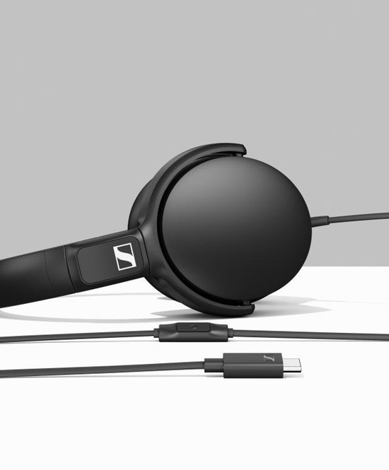 Zwarte Sennheiser HD 400U koptelefoon met USB-C kabel en inline bediening.