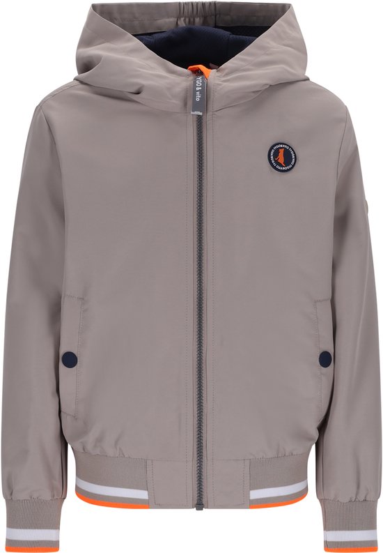 Veste grise pour garçon avec capuche, accents orange sur la fermeture éclair et l'ourlet, et un badge rond orange/bleu sur la poitrine.