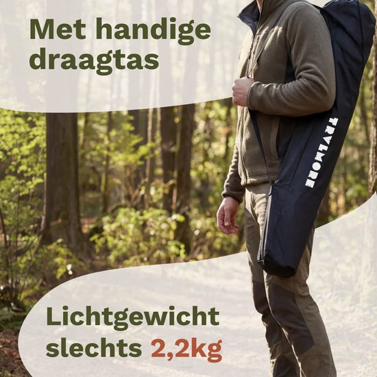 Man draagt zwarte campingstoel in draagtas, lichtgewicht 2,2kg, in bos.
