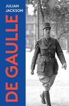 Couverture du livre par Julian Jackson, De Gaulle. Un homme en uniforme militaire avec un chapeau marche.