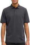 Man, van voren, draagt een donkergrijs poloshirt.