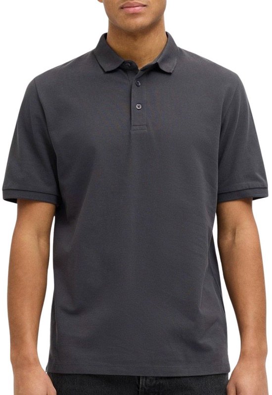 Man, van voren, draagt een donkergrijs poloshirt.