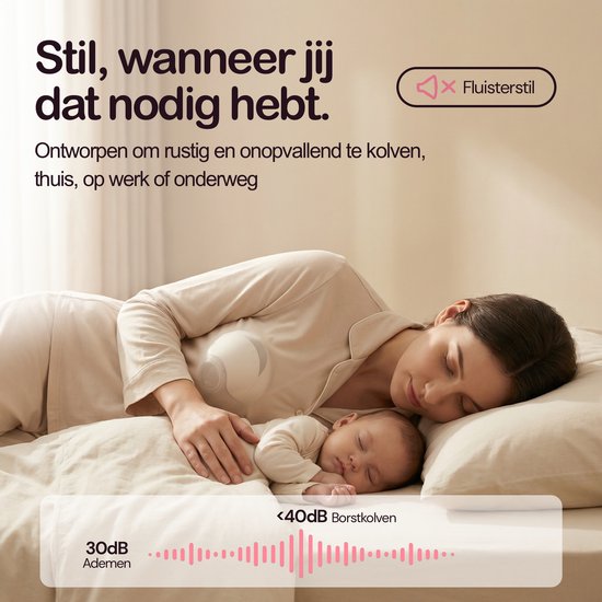Een vrouw slaapt met een baby, terwijl een Zookie borstkolf discreet in haar kleding zit.