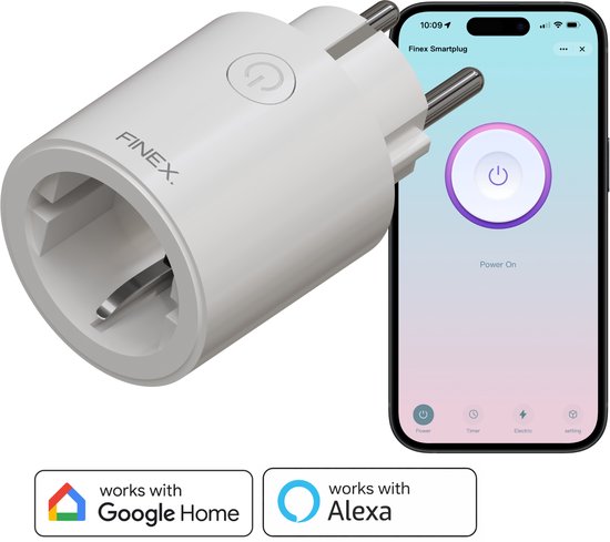 Witte Finex smart plug naast een smartphone met de Finex Smartplug app. 'works with Google Home' en 'works with Alexa' logo's onderaan.