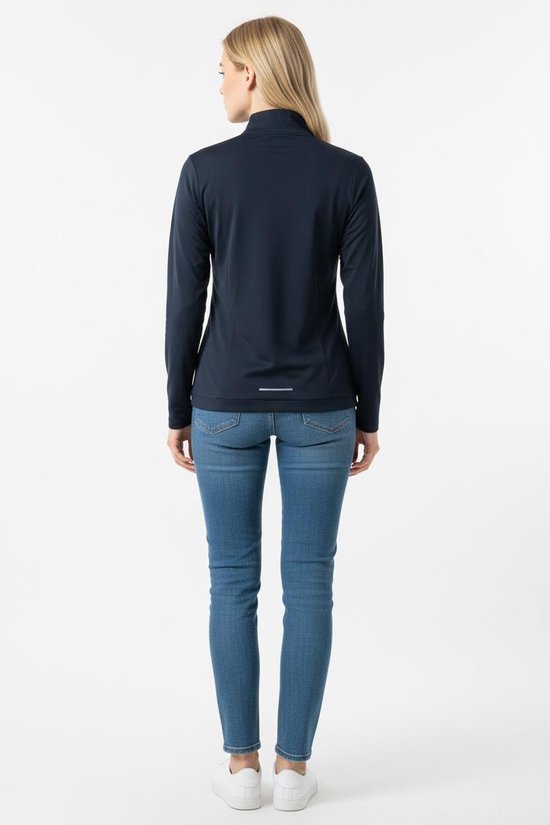 Achterkant marineblauwe Nike sporttop met rits tot de borst, met reflecterende streep op de onderrug.