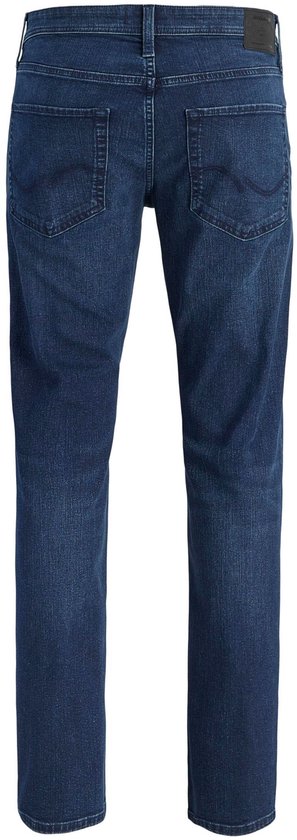 Achterkant van donkerblauwe herenjeans met rechte pijpen, zonder model.