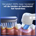 Vergelijking van tandenborstels: voor en na het poetsen met Oral-B iO. Toont verwijdering van tandplak.