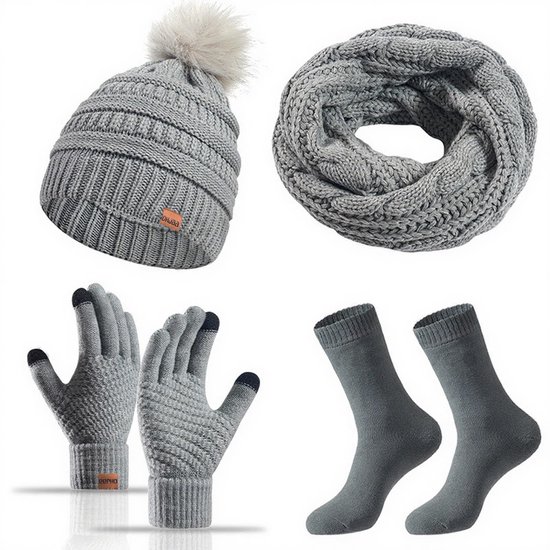 Grijze gebreide muts met pompon, bijpassende infinity sjaal, handschoenen en sokken.