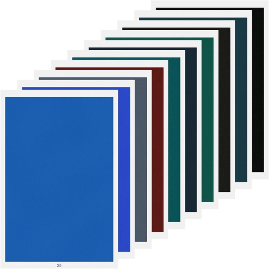 Opeengestapelde vellen grafeerpapier in diverse kleuren, met de voorste vel blauw.
