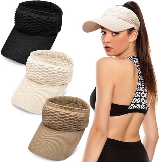Vrouw met sporthat en drie gebreide vizierhoeden in het zwart, crème en kaki.