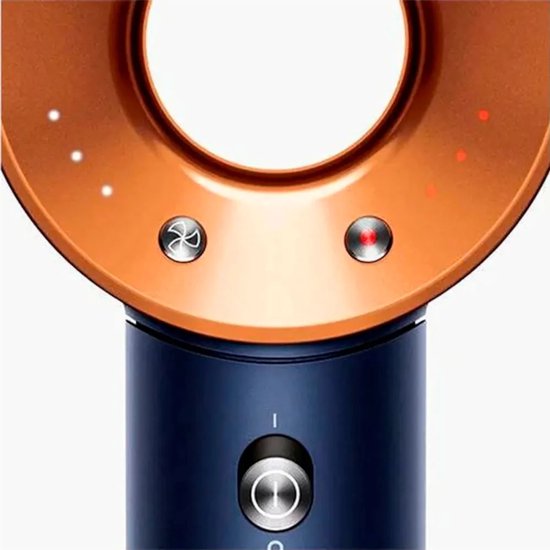 Close-up van de haardroger met koperkleurige kop, blauwe body, en aan/uit-knop. Met LED-indicatoren.
