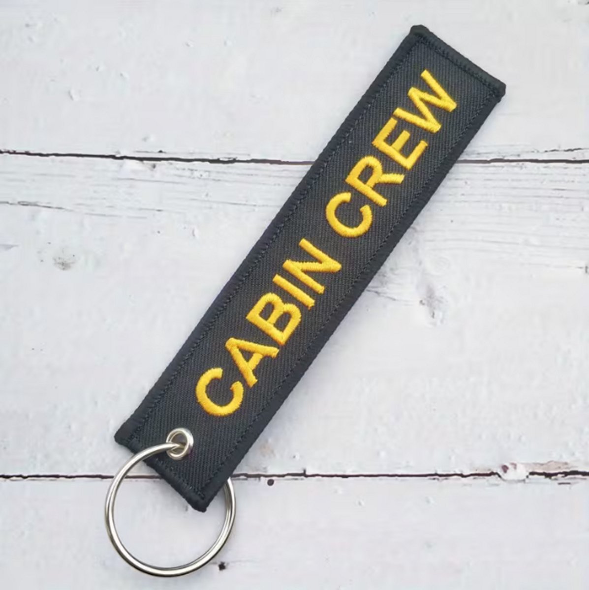 Cabin Crew Sleutelhanger – Geborduurd Aviation Keychain – Zwart/Goud – Sleutelhanger voor Piloot, Stewardess & Reisfans