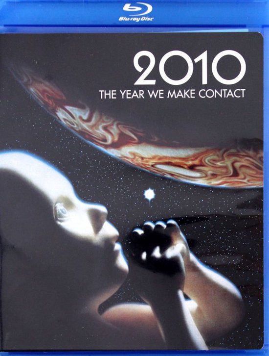 Blu-ray hoes met de titel '2010: The Year We Make Contact'. Een baring-achtig figuur kijkt naar een planet op de achtergrond.