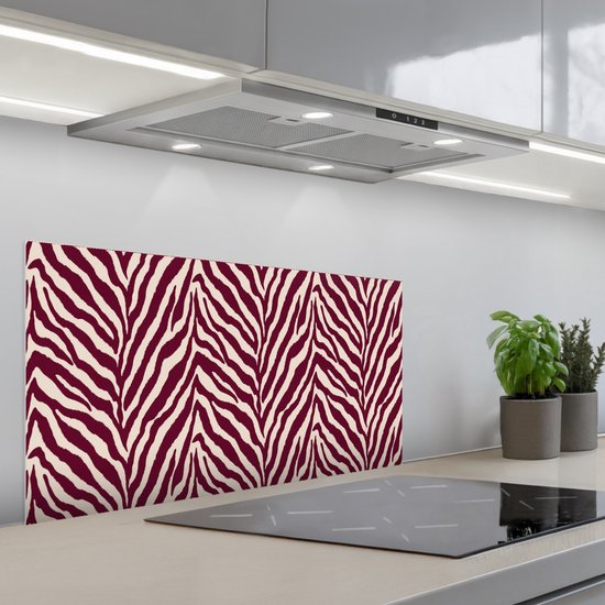 Moderne keuken met een keukenachterwand met bordeauxrode zebraprint op crème achtergrond.