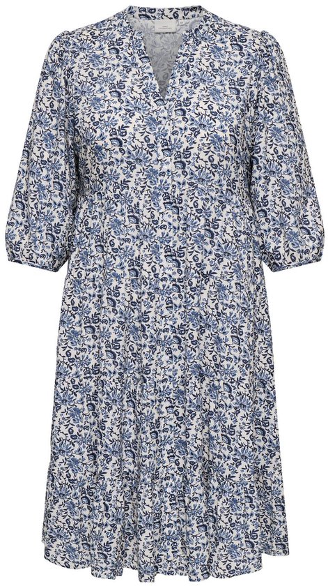 Jurk met blauw bloemenpatroon op witte achtergrond, driekwart pofmouwen en gesmokte taille.