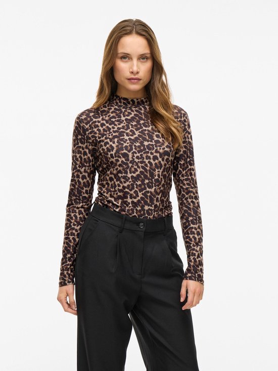 Dames T-shirt met lange mouwen en een bruin luipaardprint met hoge hals, gedragen met een zwarte broek.