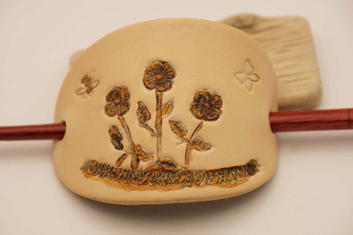 Leren haarspeld + stokje hout beige bloemen in wei met vlinders - stevige leren haarspeld bloemen in bloei - unieke haarspeld - aparte haarspeld - luxe dames haarspelden - moderen haarspeld - modieus haarspeld - cadeau haartip - cadeau verjaardag