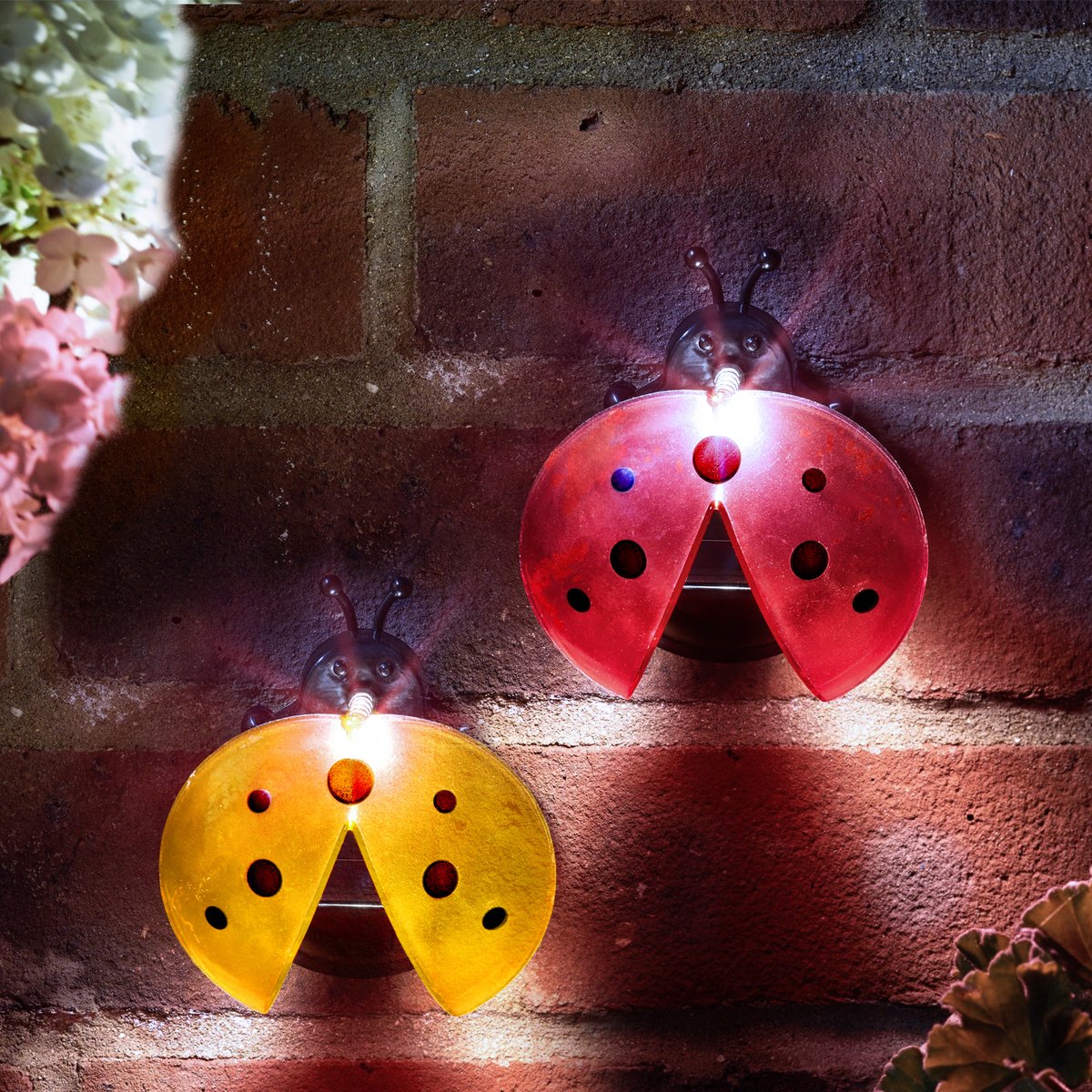 2x Solar LED Lieveheersbeestje Tuinlamp Set – 2 Stuks – Rood En Geel – Koel Wit LED – 10 X 8,8 X 6 Cm – Op Zonne-Energie – Automatisch Aan Bij Schemer – Ophangbaar En Decoratieve Buitenverlichting [11763]
