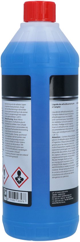 Blauwe koelvloeistof in een doorzichtige plastic fles met rode dop. Het label heeft tekst in het Nederlands en Frans.