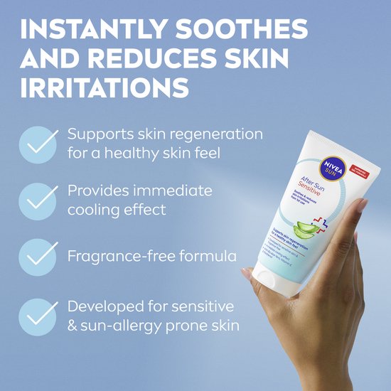 Hand met witte NIVEA SUN After Sun Sensitive tube, tegen blauwe achtergrond. Tekst: 'INSTANTLY SOOTHES AND REDUCES SKIN IRRITATIONS'.