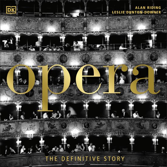 Boek 'Opera', de definitieve editie met de titel in goud op een zwart-witfoto van een operagebouw met publiek.