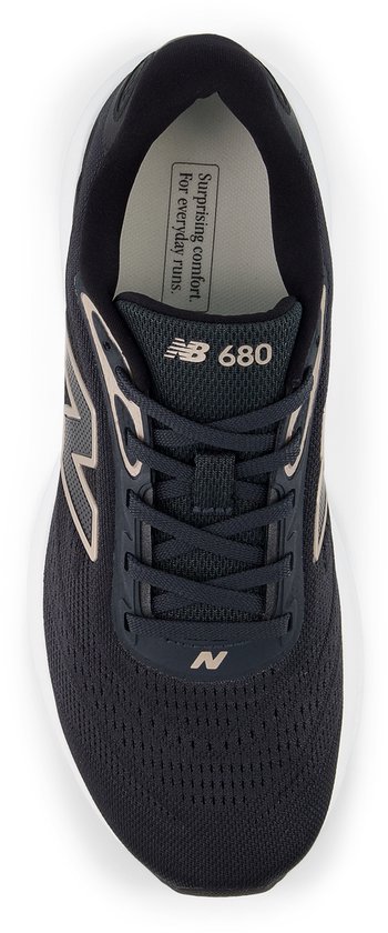 Bovenkant van zwarte New Balance sportschoen voor dames met roze logo's. Tekst op binnenzool.