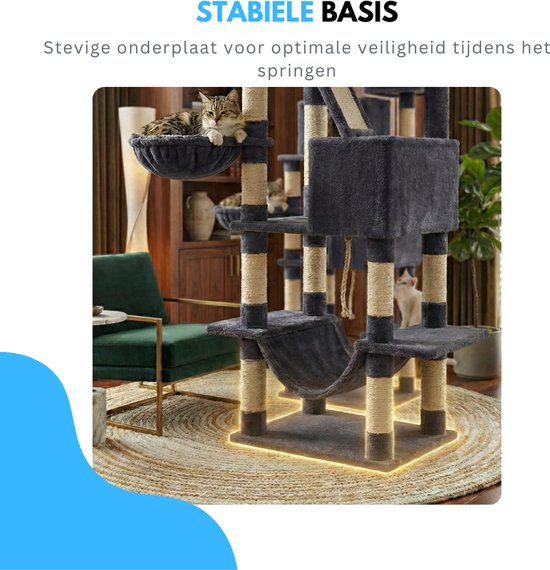 Grote, donkergrijze krabpaal met een stevige basis, die is verlicht. Een kat ligt in de mand en twee andere katten spelen.