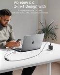 Man gebruikt een zwarte 100W USB-C kabel om laptop en telefoon tegelijk op te laden.