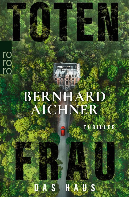 Boekcover van 'Totenfrau - Das Haus' door Bernhard Aichner. Drone-opname van een rood autootje op een weg naar een villa, omringd door weelderige bossen.