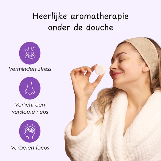 Vrouw met een hoofdband in een badjas, houdt een douchestomer omhoog en ruikt eraan. Paarse icoontjes met tekst: 'Vermindert Stress', 'Verlicht een verstopte neus', 'Verbetert focus'.