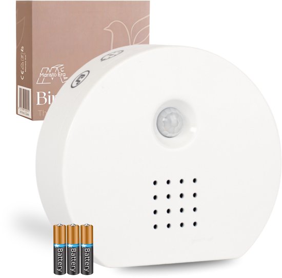 Wit, rond Maristo Era geluidshuisje met sensor en speaker, met 3 batterijen op de voorgrond.