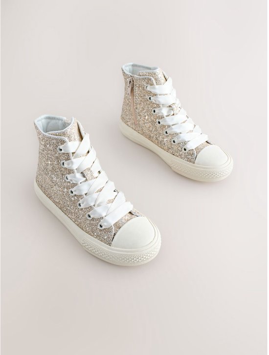 Gouden glitter hoge sneakers met witte satijnen veters, roze rits en witte zolen.