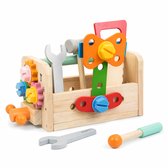 Houten gereedschapskist met hamer, moeren, bouten, tandwielen en moersleutels in diverse kleuren. Op wit geplaatst.